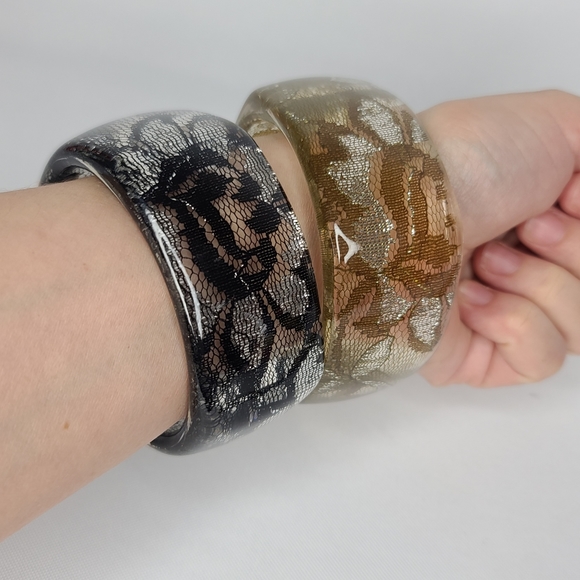 *SOLD* Vintage Lucite Bangle Bracelets Black Golden Brown Lace Wide Width 1980s - Picture 5 of 8